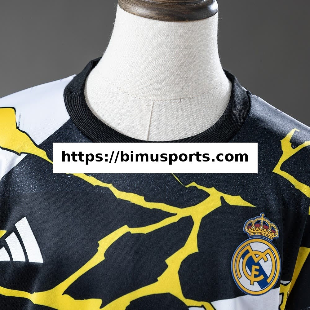 Camisola Real Madrid 25/26 Avengers - Pré-Jogo (Preto e Branco) Infantil Camisolas TAMANHO 16-28
